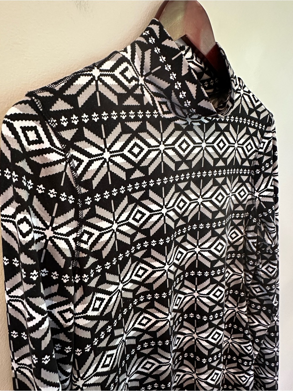 Apres Skyr Snowflake Print Turtleneck in Black and White Size Large EUC